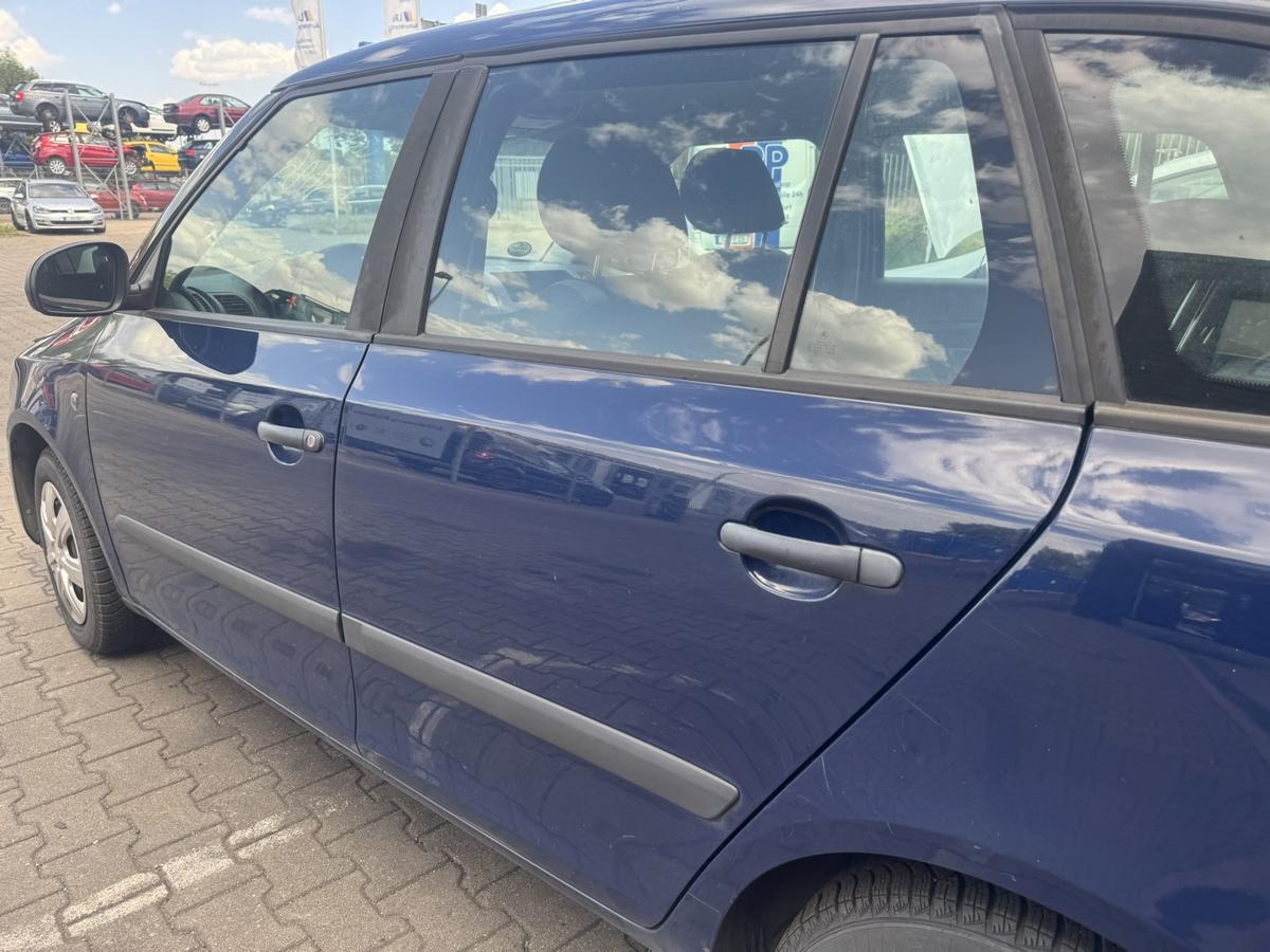 Skoda Fabia 2 5J original T&uuml;r hinten links Kombi manueller Fensterheber 4711 Pacific Blue Rohbau Bj.2010